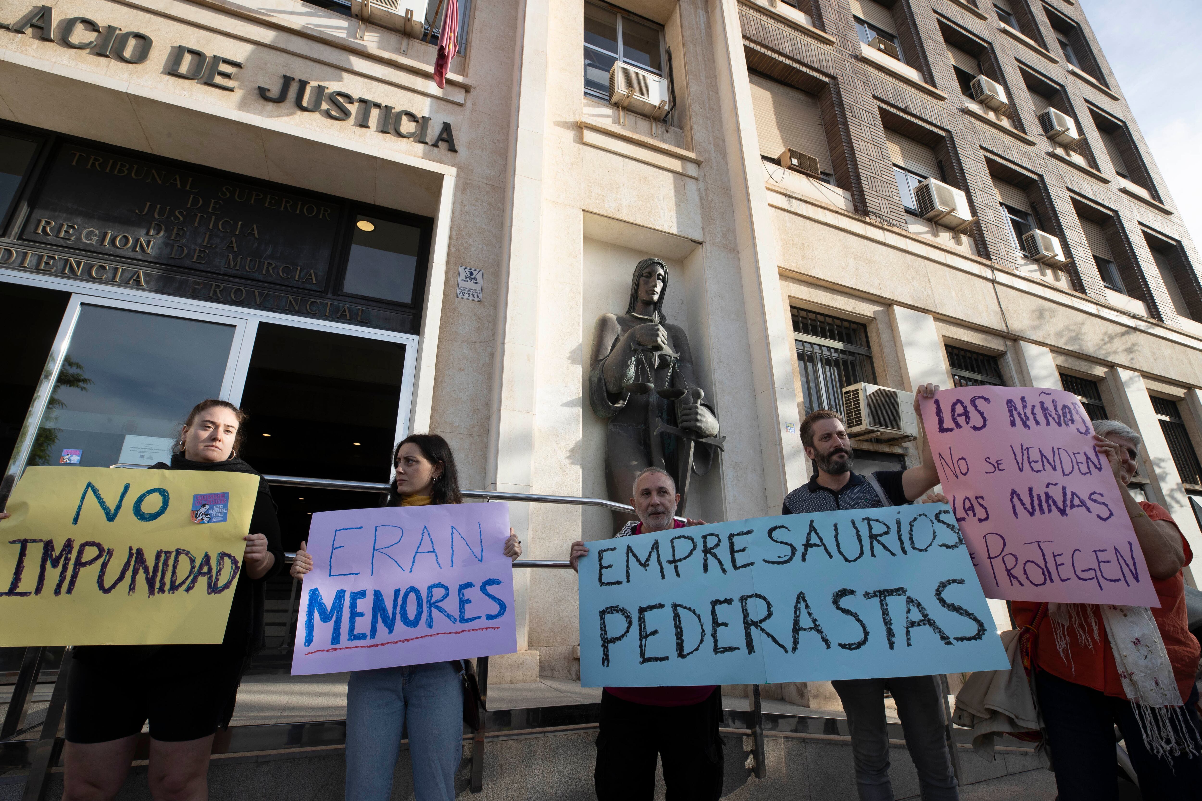 MURCIA, 07/10/2024.- Varias personas se han concentrado este lunes en la puerta del Palacio de Justicia de Murcia, con motivo de las declaraciones de los condenados por prostitución de menores en la vistilla para decidir sobre la suspención de la pena de prisión. EFE/Marcial Guillén
