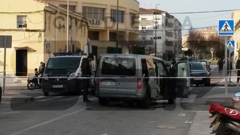 La policía registra el vehículo que presenta varios impactos de bala