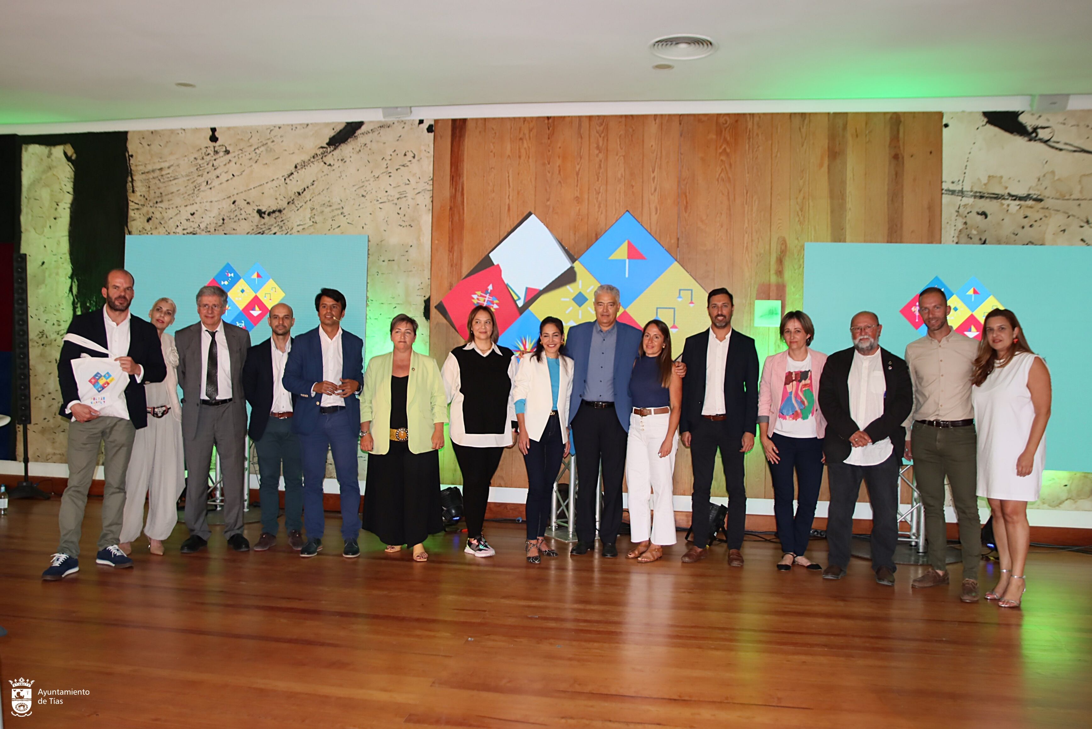 Autoridades municipales e insulares asistentes a la presentación.