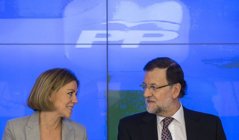 El presidente del Gobierno, Mariano Rajoy, conversa con la secretaria general del Partido Popular, María Dolores de Cospedal, durante el Comité Ejecutivo Nacional.