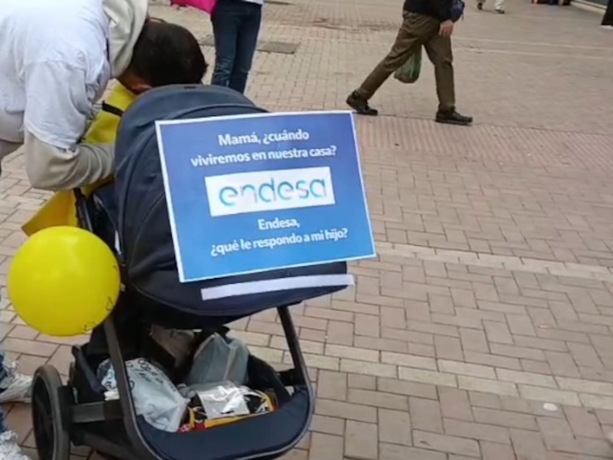 Familias de Estepona reclaman en Málaga el suministro eléctrico para sus viviendas terminadas hace un año