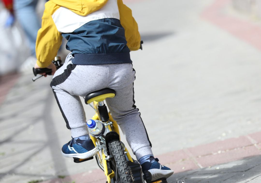 Un niño monta en bicicleta.