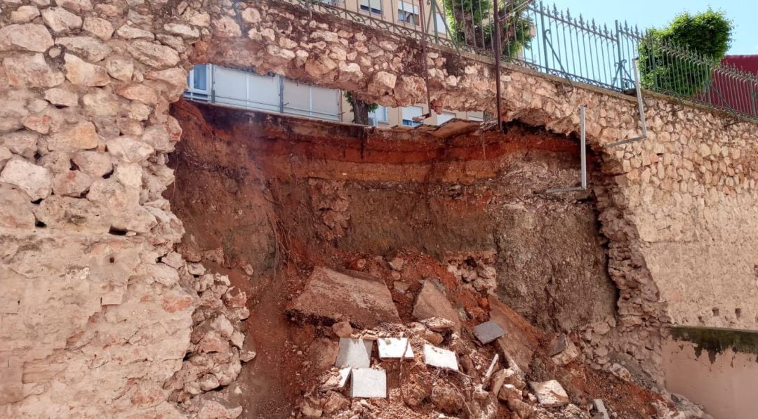 Desprendimiento del muro que sujeta la calle Ramiro de Maeztu en el barrio conquense de Los Moralejos.