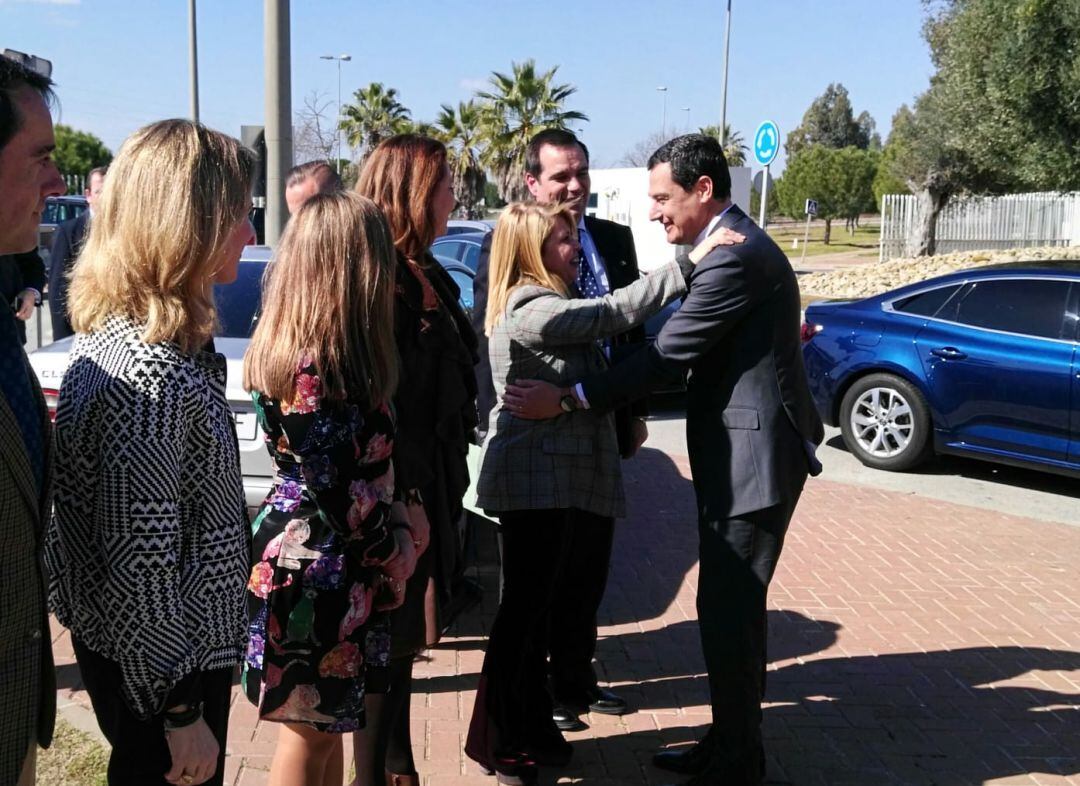 El presidente de la Junta, Juanma Moreno, ha sido recibido por la alcaldesa de Jerez, Mamen Sánchez