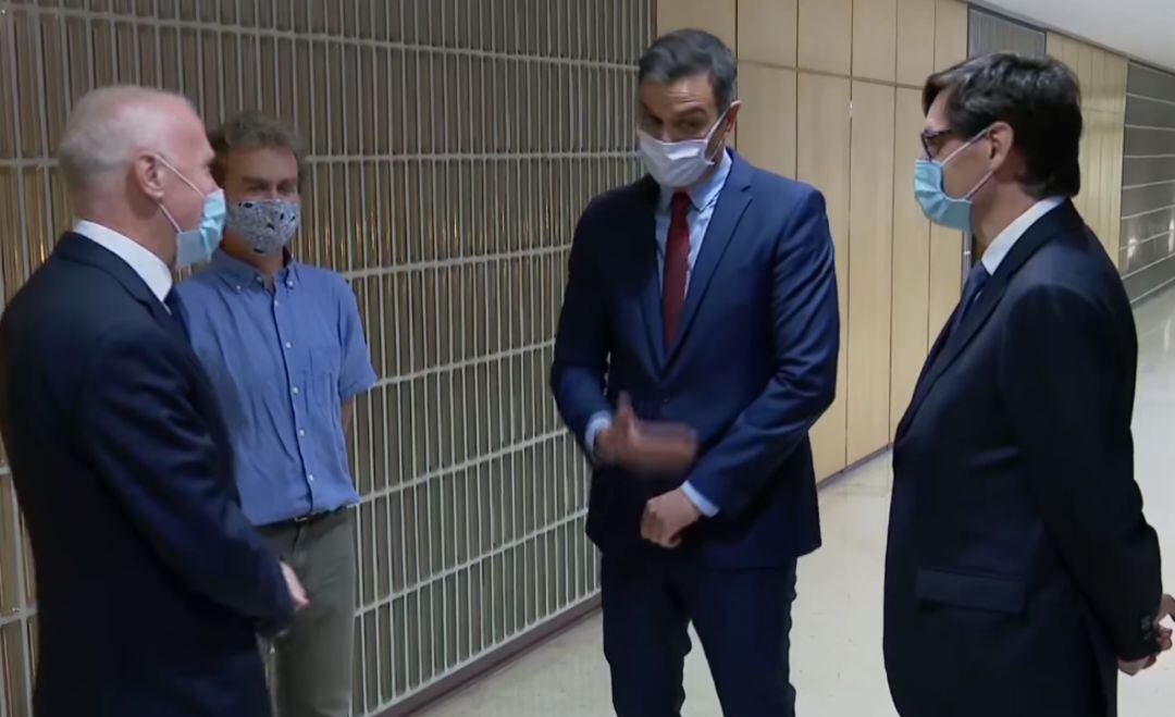 Fernando Simón, Pedro Sánchez y Salvador Illa en el Centro de Coordinación de Emergencias y Alertas Sanitarias.