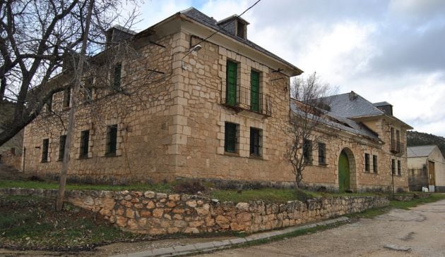 Antiguo cuartel de la Guardia Civil de El Recuenco donde rumbo Rural planea ubicar un centro de trabajao para nómadas digitales.