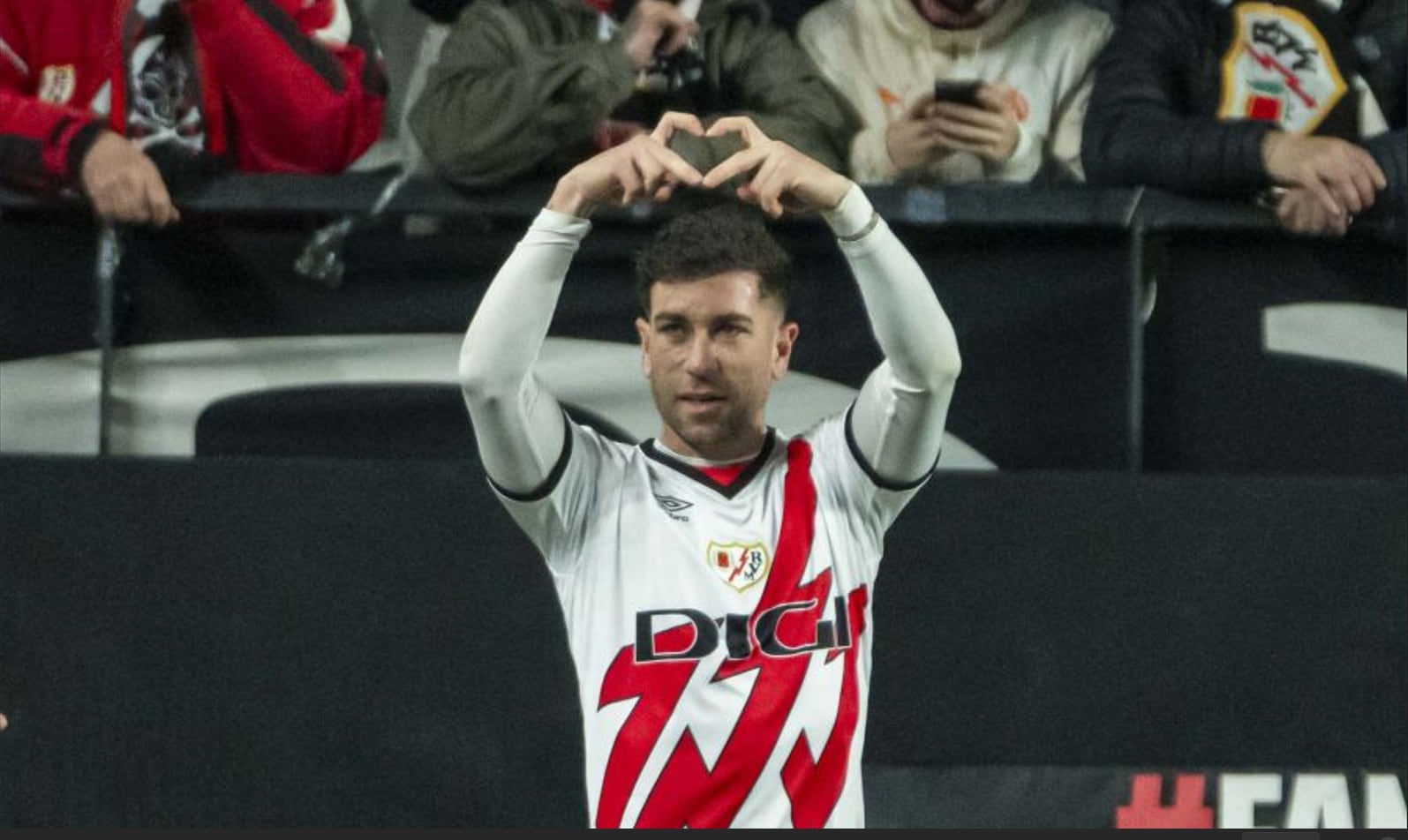 Adri Embarba celebra con la afición de Vallecas su gol al Celta.