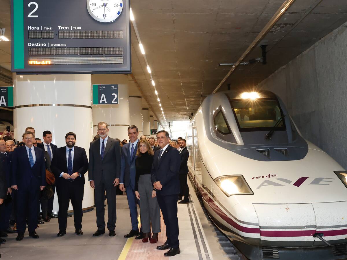 Murcia recibe su primer tren AVE de la línea de alta velocidad que conectará la Región con Madrid por alta velocidad