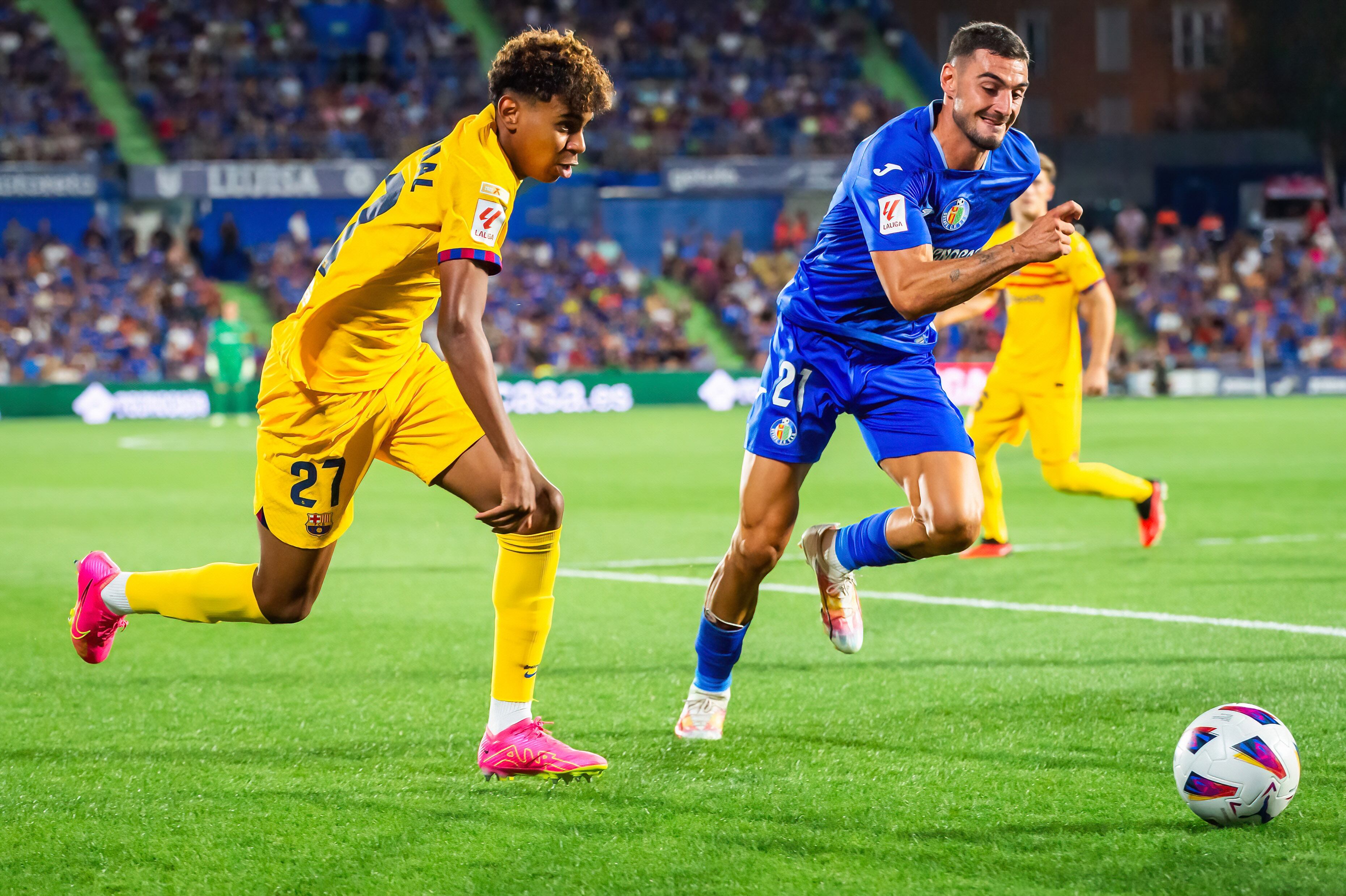 GETAFE, MADRID, SPAIN - 2023/08/13: (L-R) Lamine Yamal (Barcelona) and Juan Iglesias (Getafe) in action during the LaLiga EA Sports football match between Getafe and Barcelona played at Coliseum Alfonso Perez Stadium.(Final score; Getafe 0:0 Barcelona). (Photo by Alberto Gardin/SOPA Images/LightRocket via Getty Images)