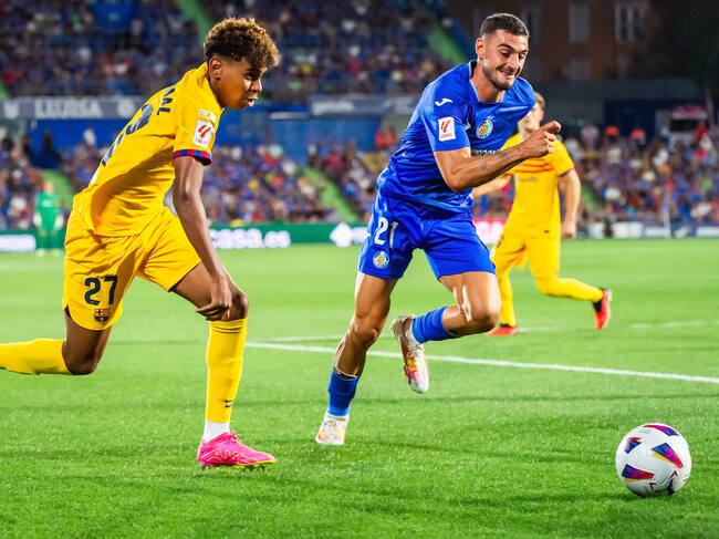GETAFE, MADRID, SPAIN - 2023/08/13: (L-R) Lamine Yamal (Barcelona) and Juan Iglesias (Getafe) in action during the LaLiga EA Sports football match between Getafe and Barcelona played at Coliseum Alfonso Perez Stadium.(Final score; Getafe 0:0 Barcelona). (Photo by Alberto Gardin/SOPA Images/LightRocket via Getty Images)