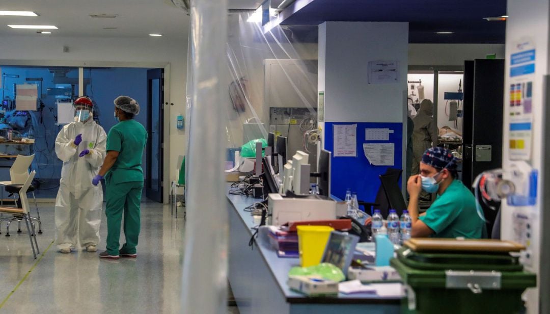 Personal sanitario en una UCI en el Hospital Puerta de Hierro, este jueves durante la vigésima sexta jornada del Estado de Alarma decretado por el Gobierno para frenar la pandemia del coronavirus.