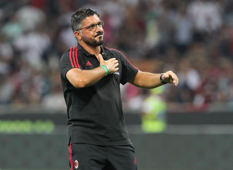 Gattuso saluda a la hinchada del Milan después de un partido hace unos meses