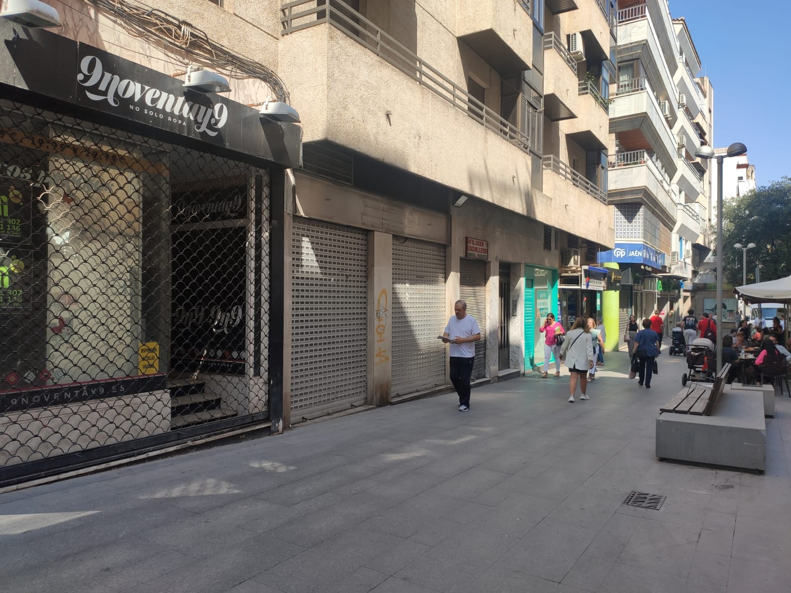 La calle San Clemente de Jaén capital, con una gran cantidad de negocios cerrados a cal y canto