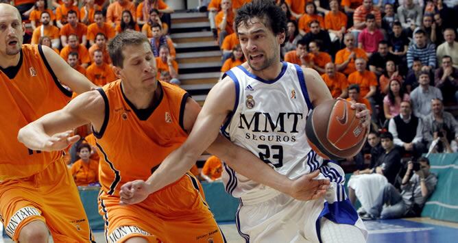 El base del Real Madrid, Sergio Llull (d), disputa el balón con el escolta del Baloncesto Fuenlabrada, Davor Kus