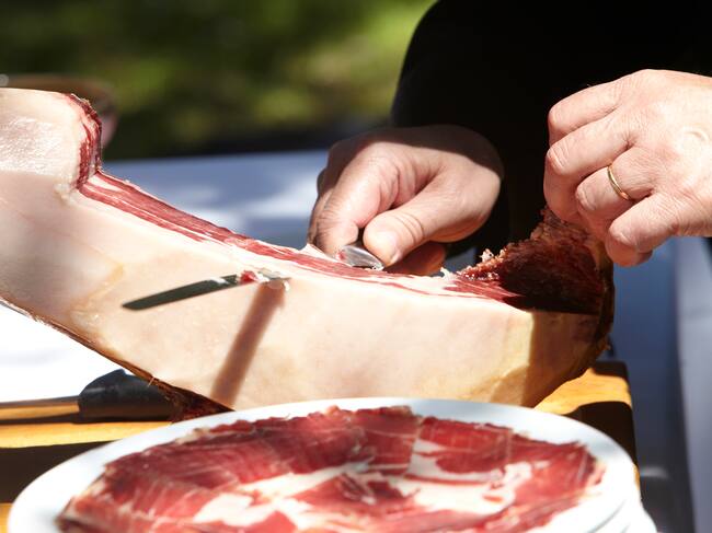 El corte de jamón al momento se ha convertido en una tendencia en las bodas.
