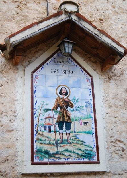 La hermandad de San Isidro (de arriba) gestiona este cementerio.