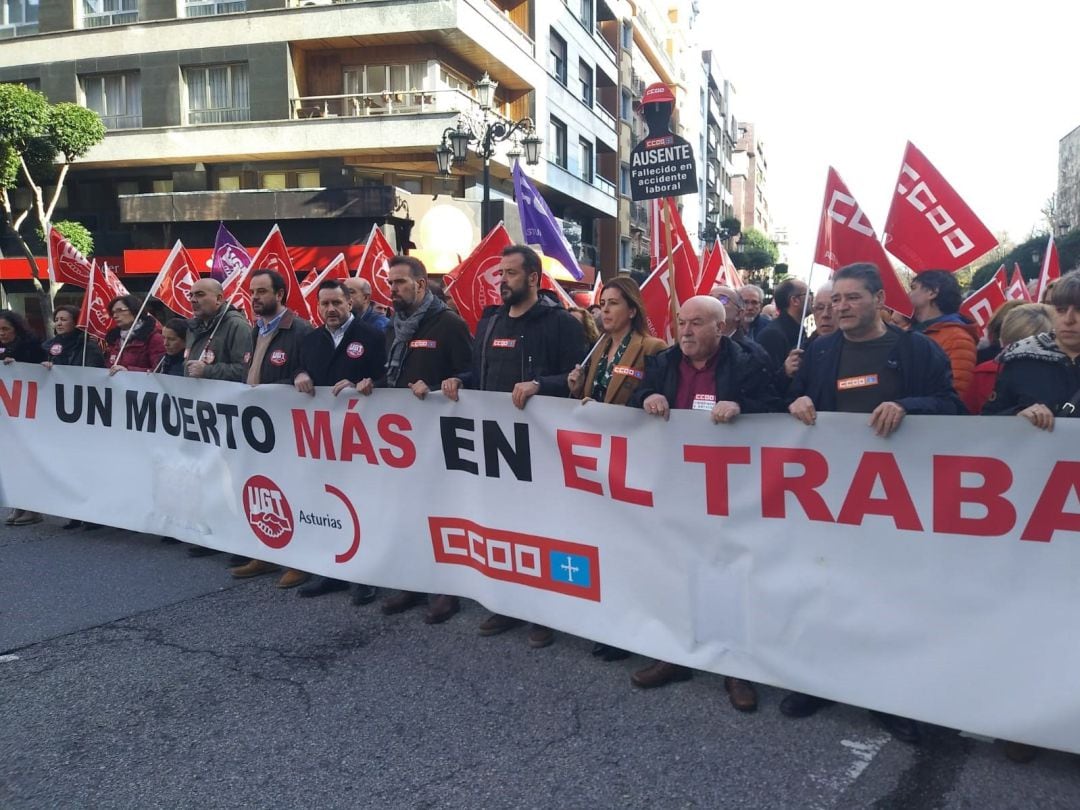 Concentracion de los sindicatos en Oviedo tras el primer accidente laboral de carácter mortal de este año