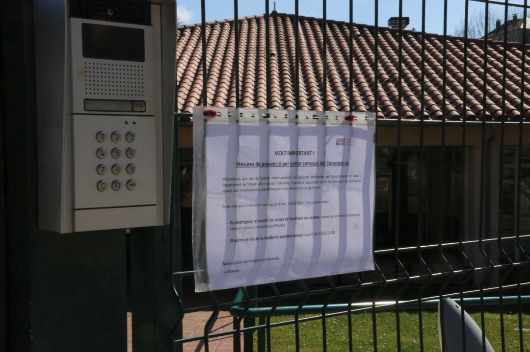 Cartell de l'entrada de la residència d'avis de Sant Hilari Sacalm on han mort nou persones aquest divendres 3 d'abril de 2020. 