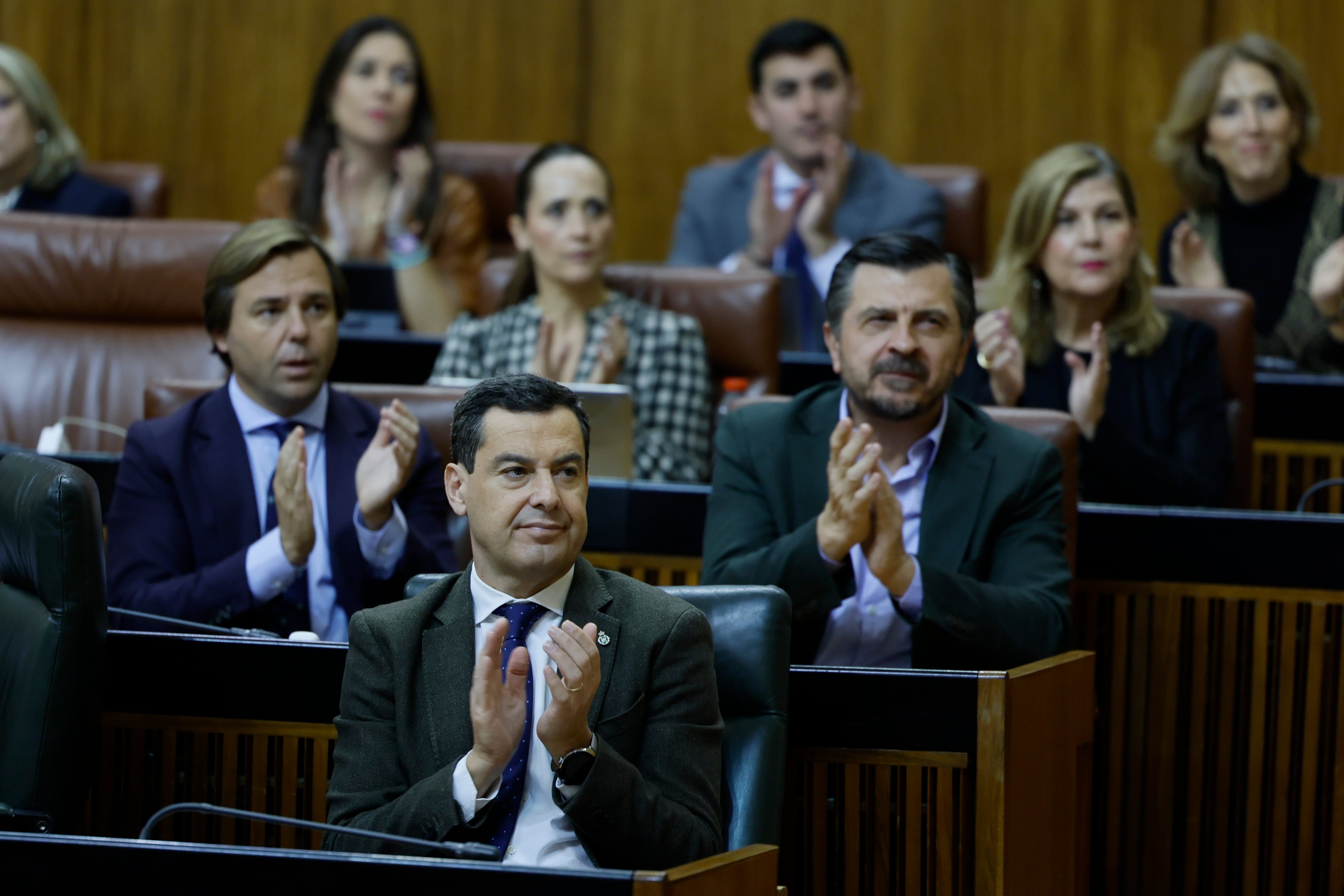 GRAFAND4555. SEVILLA, 13/11/2024.- El presidente andaluz, Juanma Moreno, aplaude tras la intervención de la consejera de Hacienda, Carolina España, en el pleno del Parlamento de Andalucía que debate las enmiendas a la totalidad que los grupos de izquierda han presentado al proyecto de presupuestos de la comunidad para 2025 aprobado por el Gobierno autonómico, este miércoles en Sevilla. EFE/José Manuel Vidal
