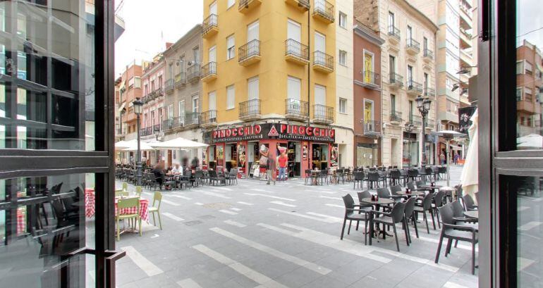 Veladores en la Calle Castaños