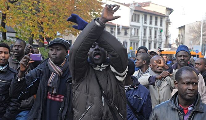 Inmigrantes senegaleses protestan tras conocer la muerte de dos compañeros en un tiroteo en Florencia