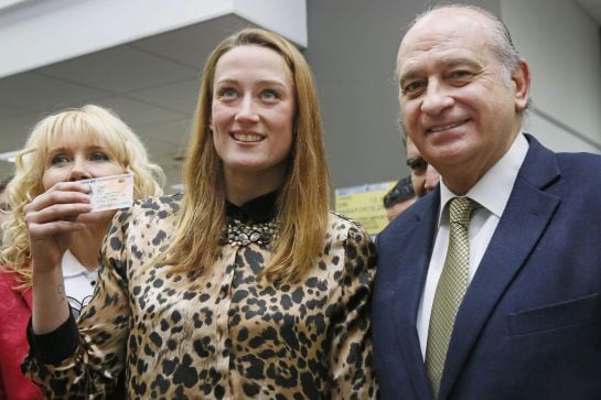 El ministro del Interior, Jorge Fernández Díaz, posa junto la nadadora olímpica Mireia Belmonte, a quién se ha expedido el primer DNI electrónico 3.0