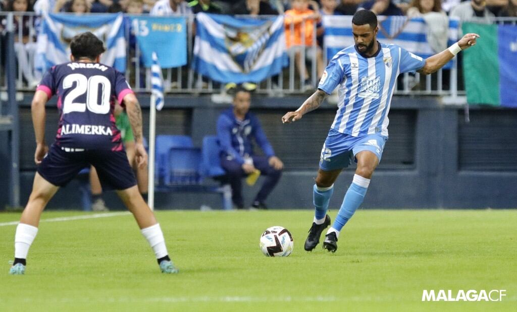 Ramalho se prepara para chutar el balón en La Rosaleda