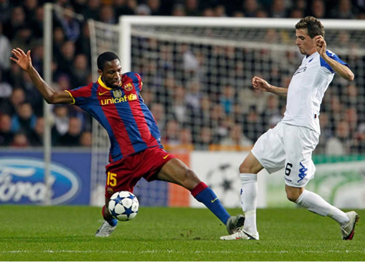 El autor del tanto del Copenhague intenta atrapar un balón frente al centrocampista del F.C. Barcelona Seydou Keita
