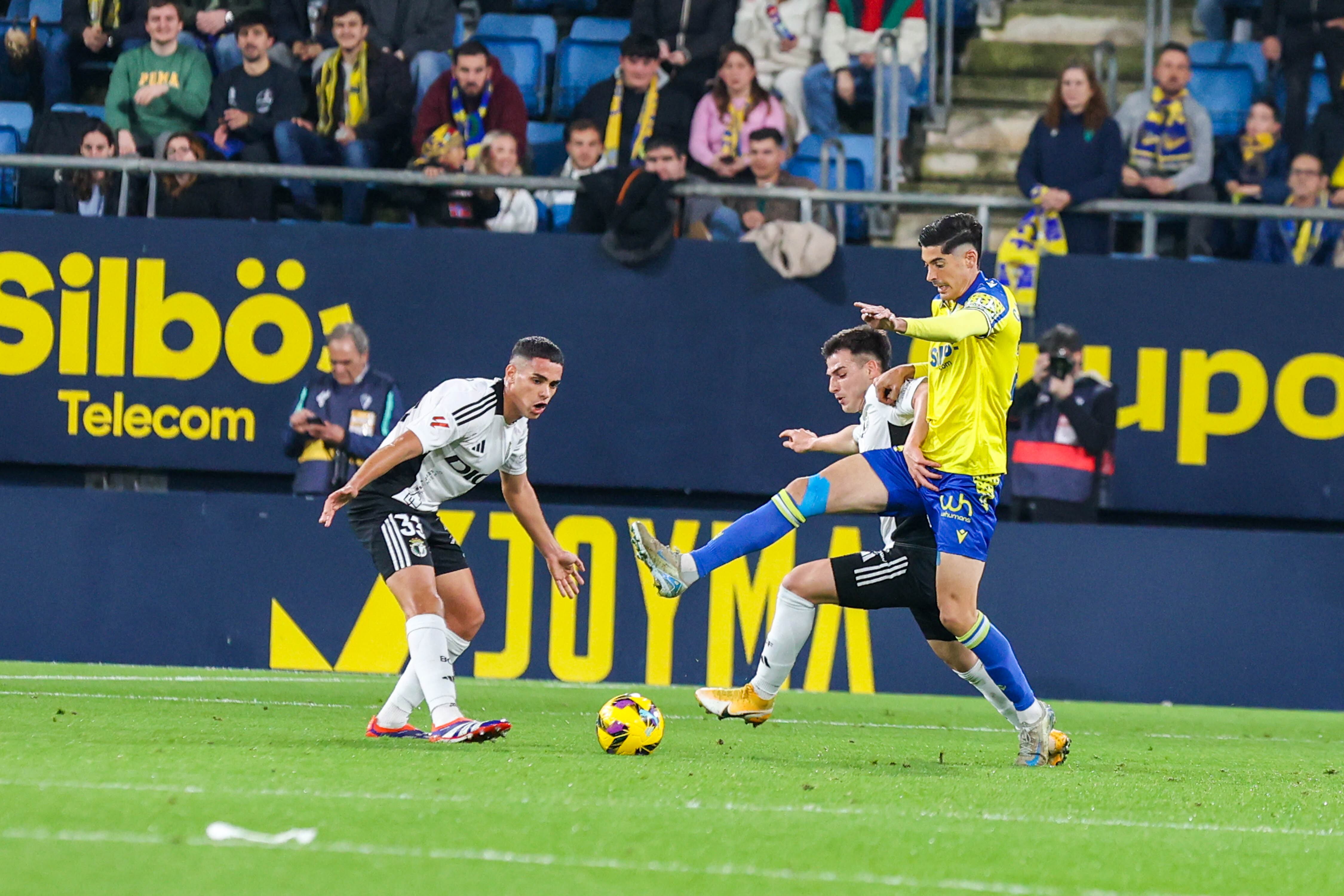 Carlos Fernández disputando un esférico en el encuentro que enfrentó al Cádiz CF frente al Burgos el 19 de diciembre de 2024.
