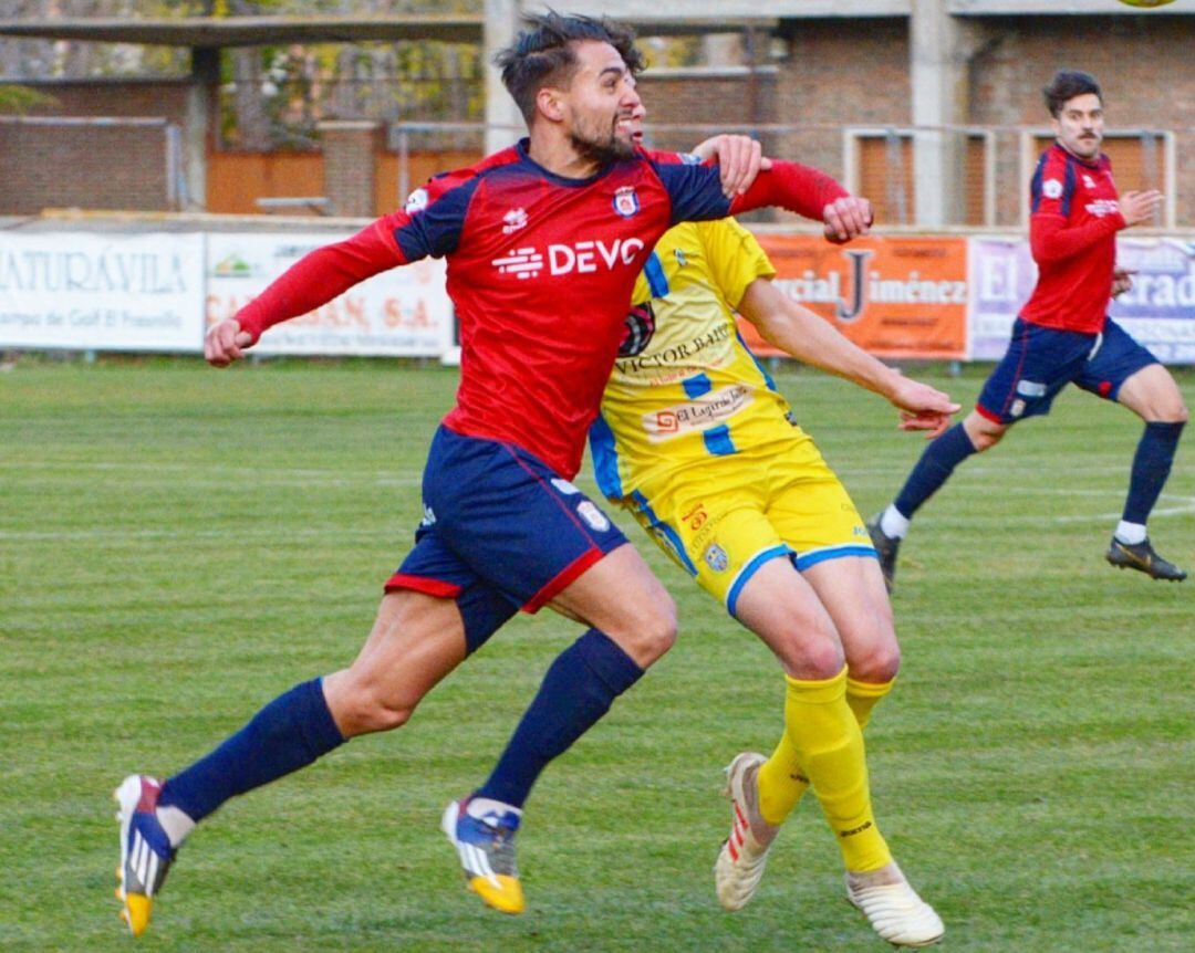 El delantero madrileño durante el encuentro frente a la Arandina esta temporada en el Adolfo Suárez.