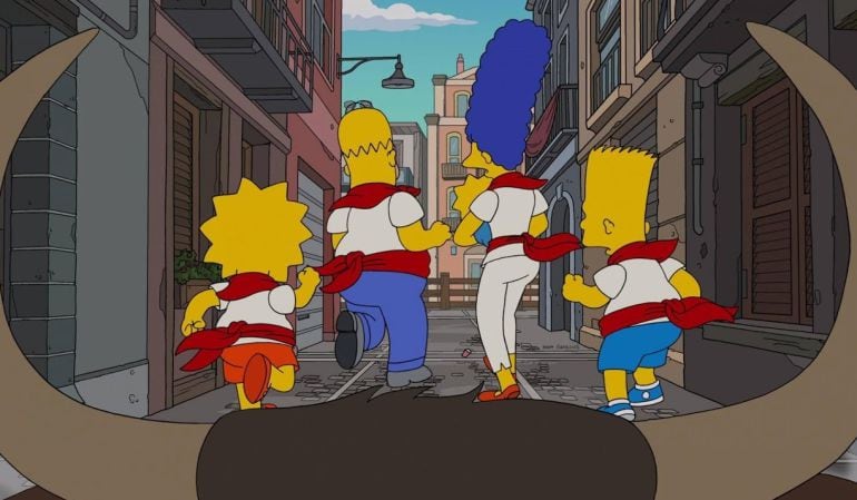 La familia Simpson corre delante de un sofá con cuernos.