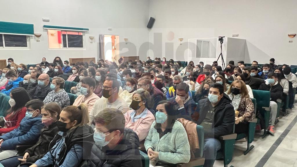 Alumnos y alumnas y colectivos de la localidad llenaban el Salón de Actos de la Casa de la Cultura