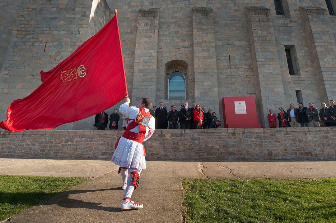 Una bandera de Navarra, exhibida en un acto oficial junto al Archivo General en Pamplona.