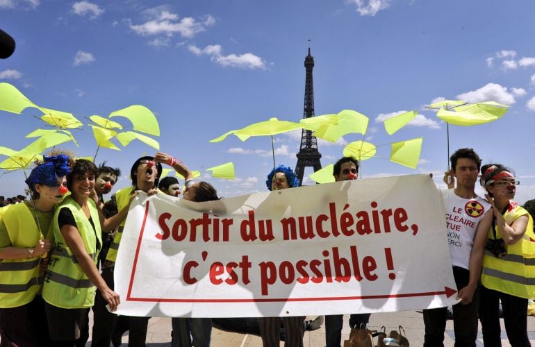 Fotografía de archivo tomada el 25 de junio de 2011 que muestra a activistas de Campaña Internacional para Abolición Armas Nucleares.