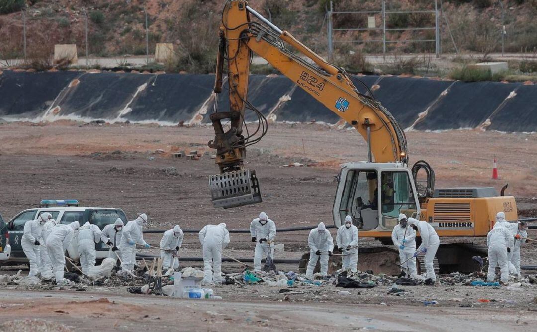 Agentes de la Guardia Civil buscando restos de Marta Calvo en el vertedero de Dos Aguas