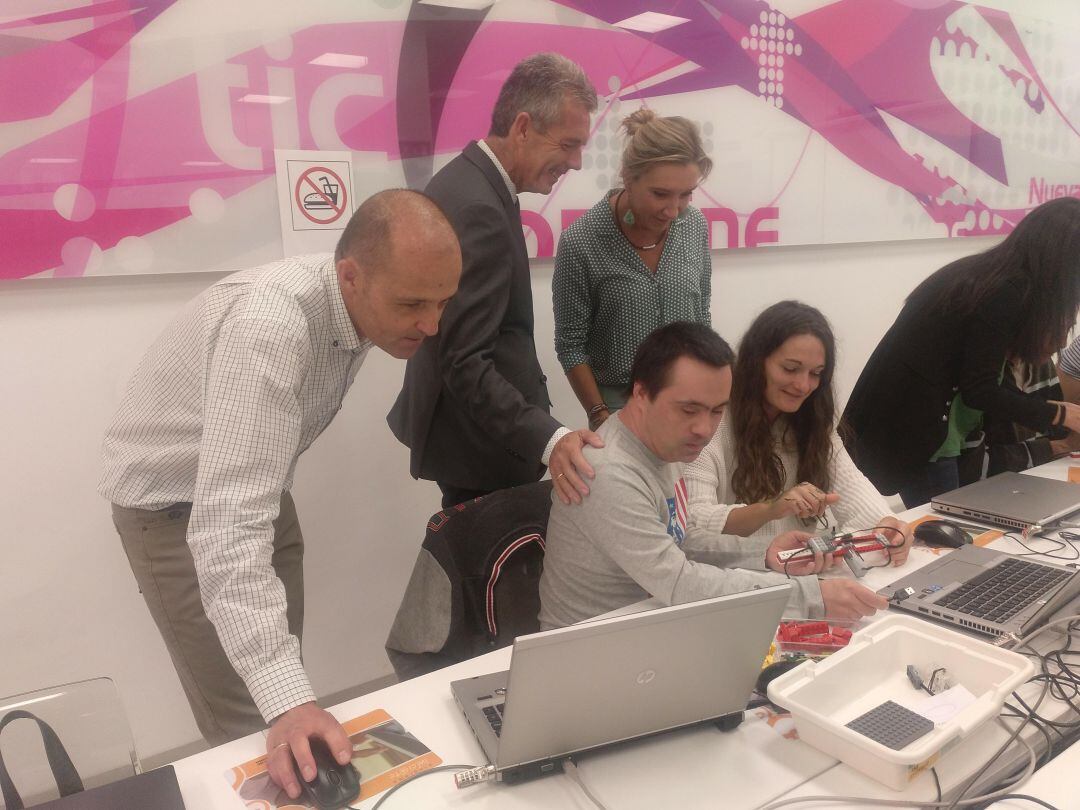 Angel Martín, primero por la izquierda, impartiendo un taller en el CYL Digital de Ávila