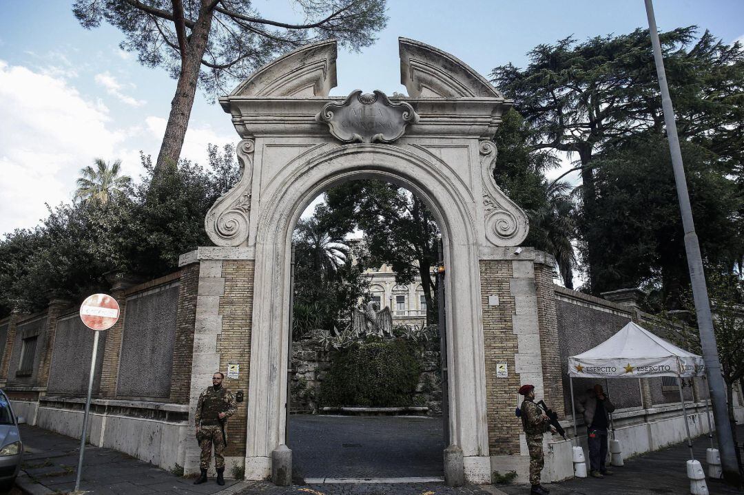 Entrada a la nunciatura de la Santa Sede en Roma (Italia).