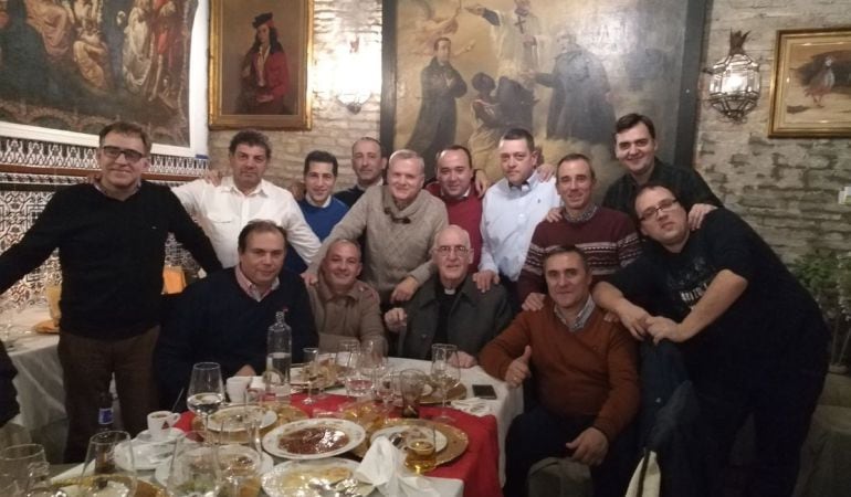 José Enrique Ayarra, en el centro de la imagen, durante el reciente homenaje que le tributaron algunos de sus amigos