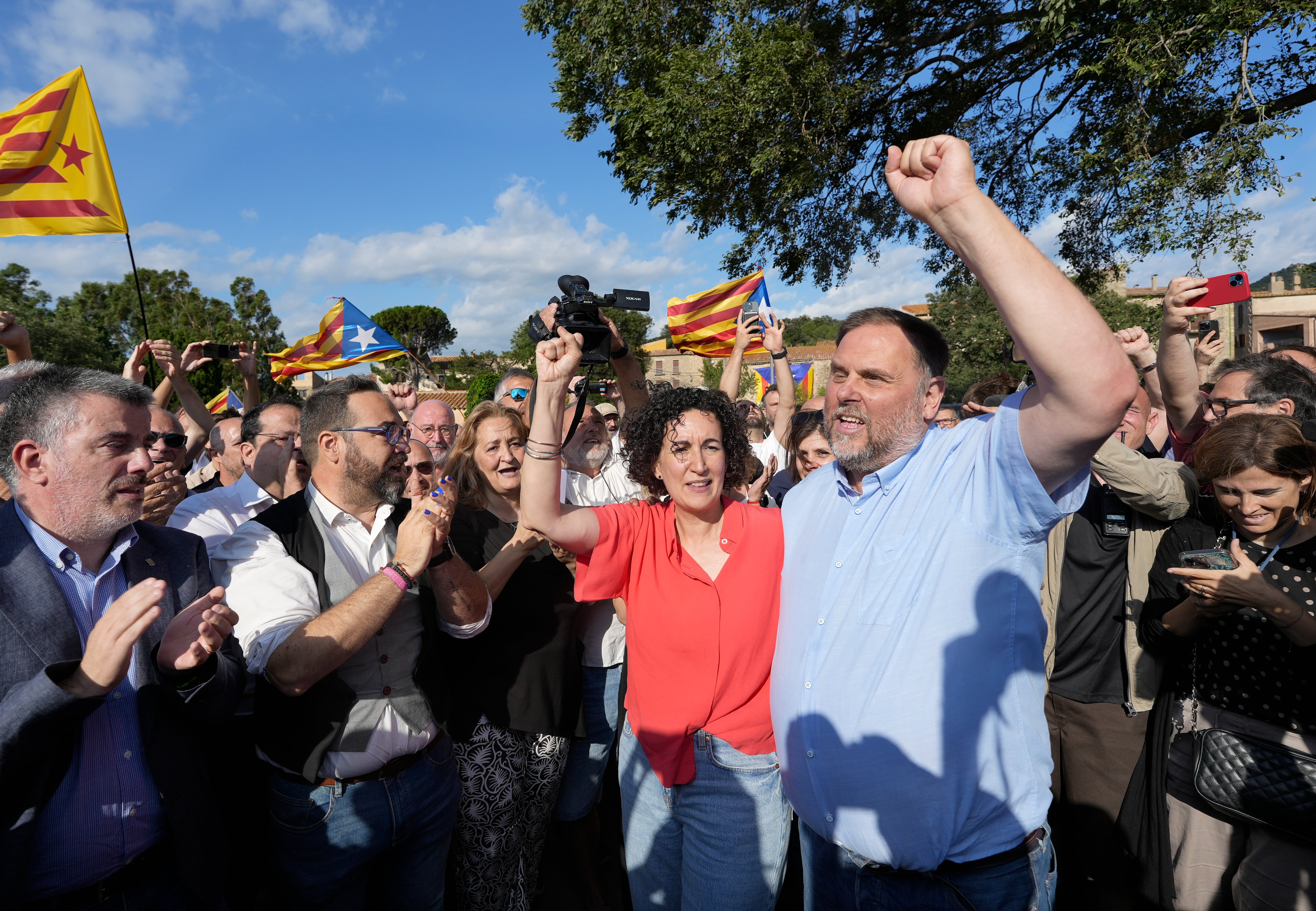 La secretaria general de Esquerra Republicana de Catalunya (ERC), Marta Rovira (i) con el líder de los republicanos, Oriol Junqueras (d), a su llegada a Cataluña, tras más de seis años residiendo en Suiza huida de la justicia española por el procés, el pasado julio.