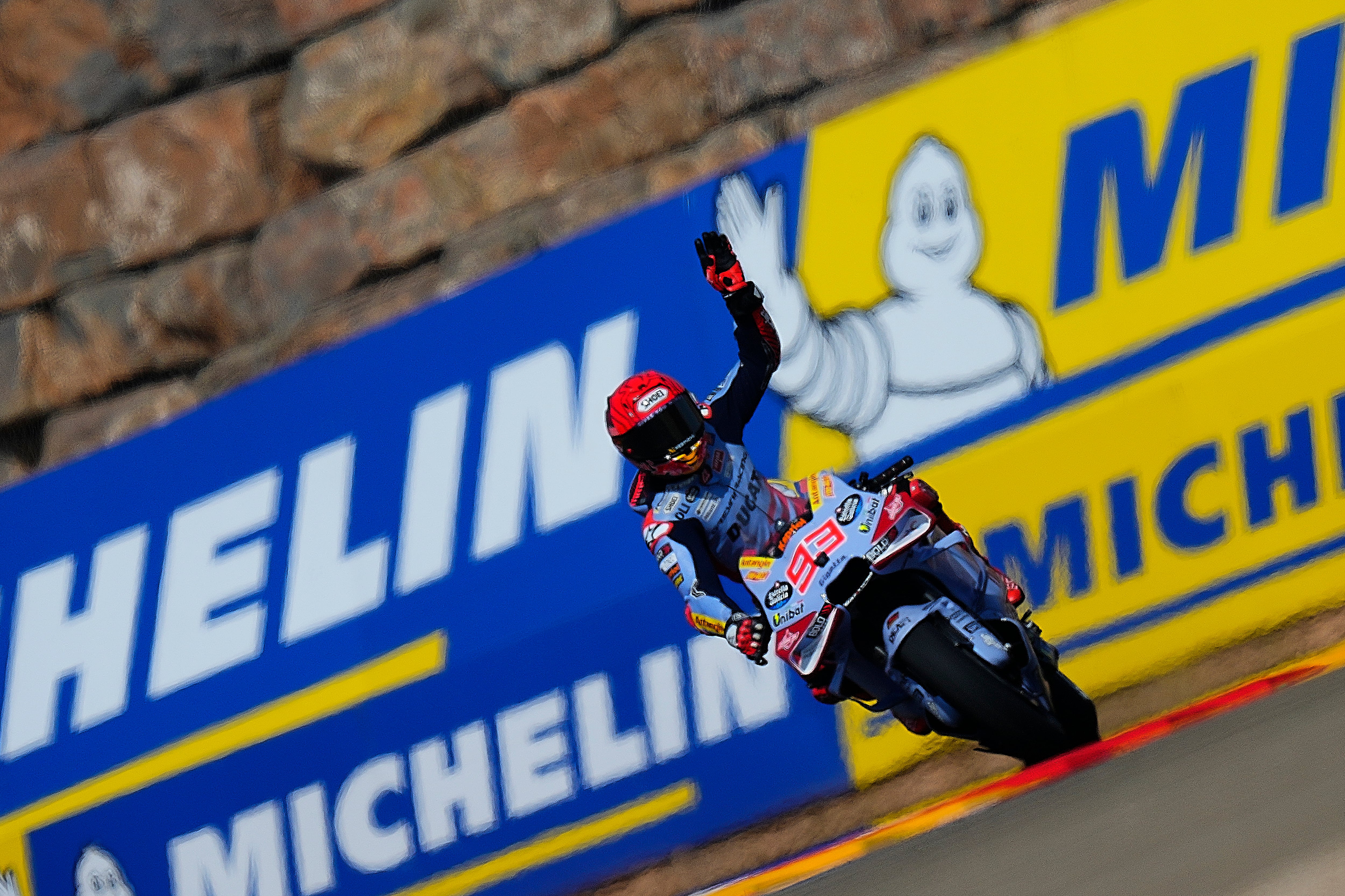 Marc Márquez celebra su victoria en el GP de Aragón de MotoGP