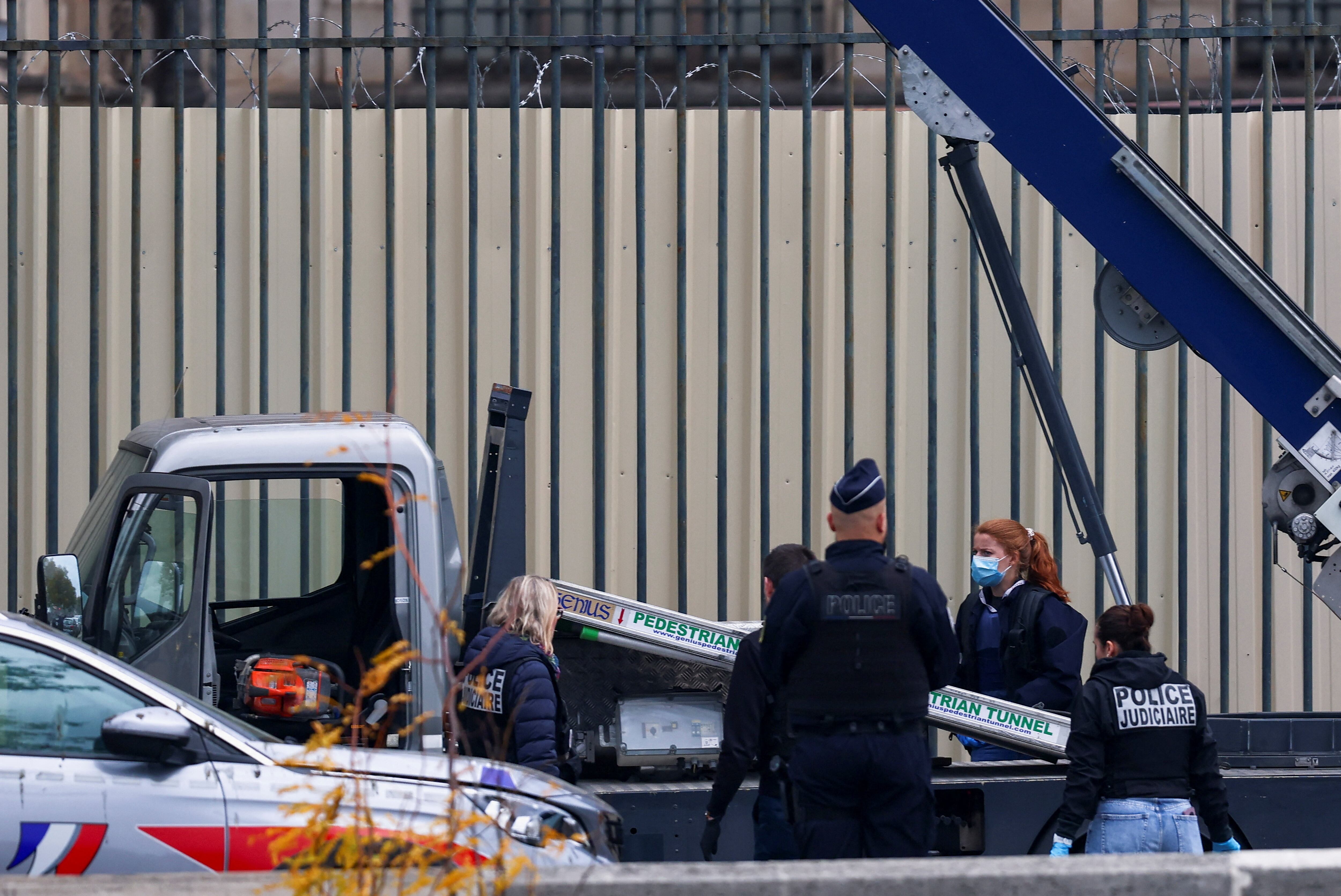 La fiscalía de París asegura que el robo del Louvre no fue obra de delincuentes profesionales