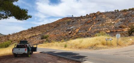 Un retén vigilaba a mediodía del miercoles 7 de agosto, la zona siniestrada