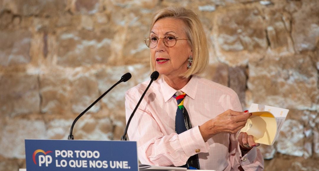 La fundadora de UPyD, Rosa Díez, hojea la Constitución Española durante su intervención en el acto de campaña del Partido Popular en el Museo de Historia de Barcelona.