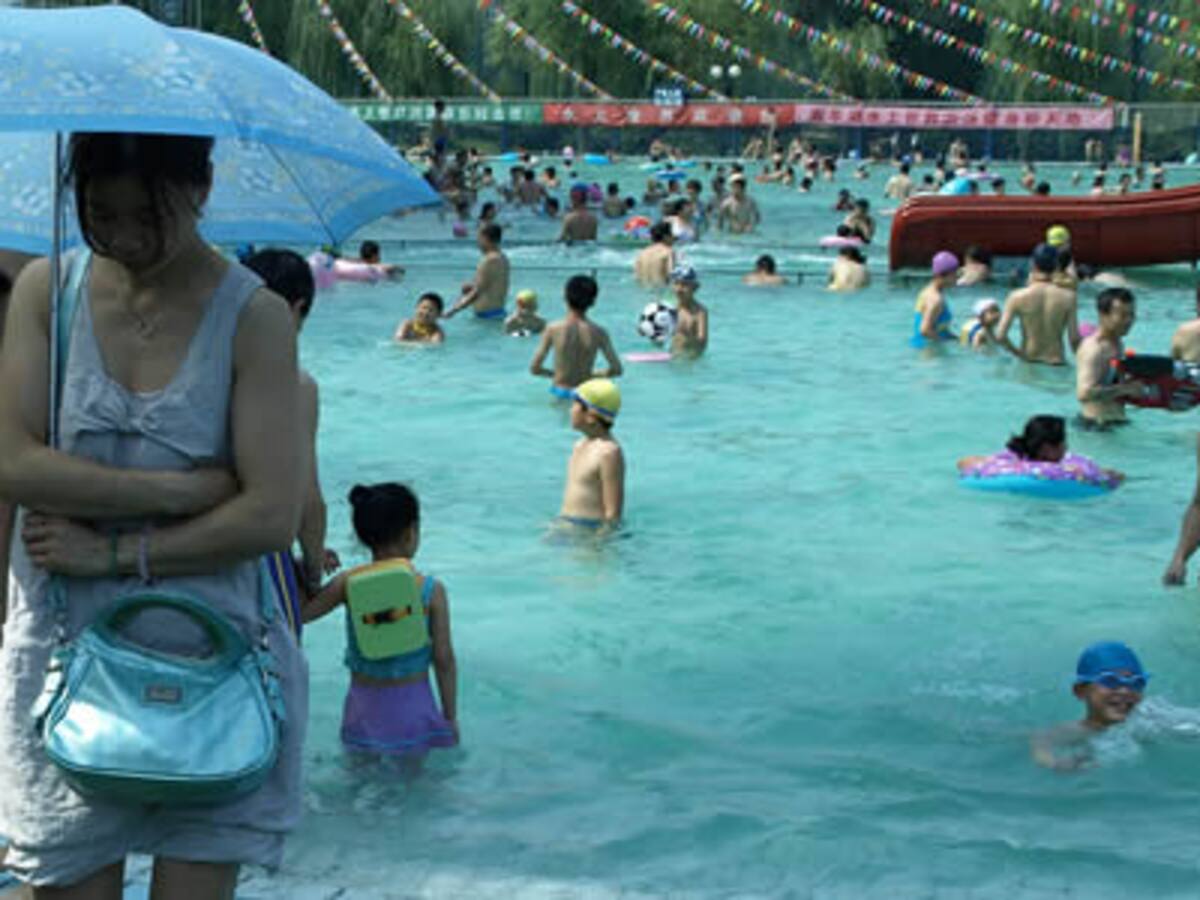 A la piscina con flotador y paraguas