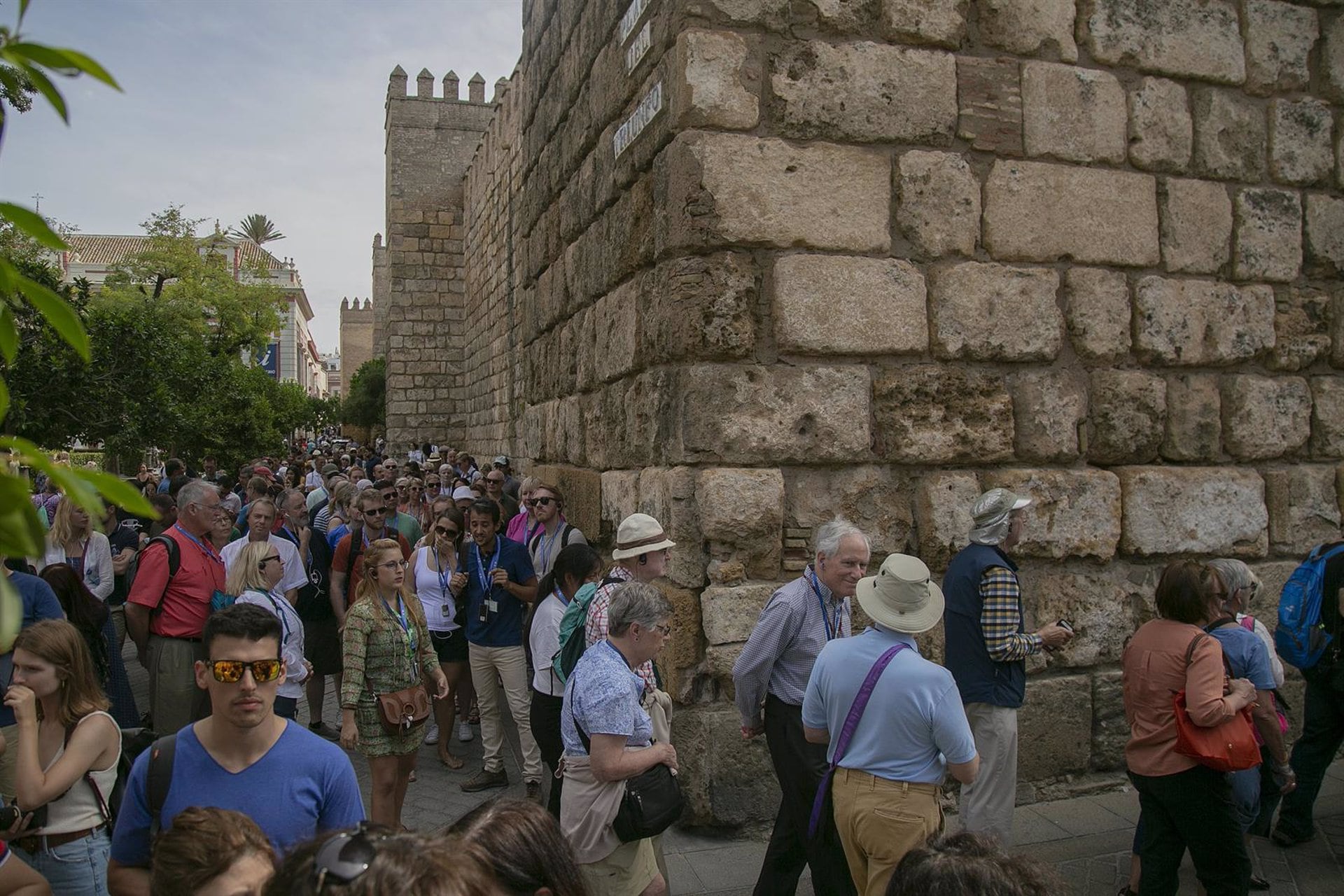 Turistas hacen largas colas para entrar en el Real Alcázar, en foto de archivo/María José López - Europa Press