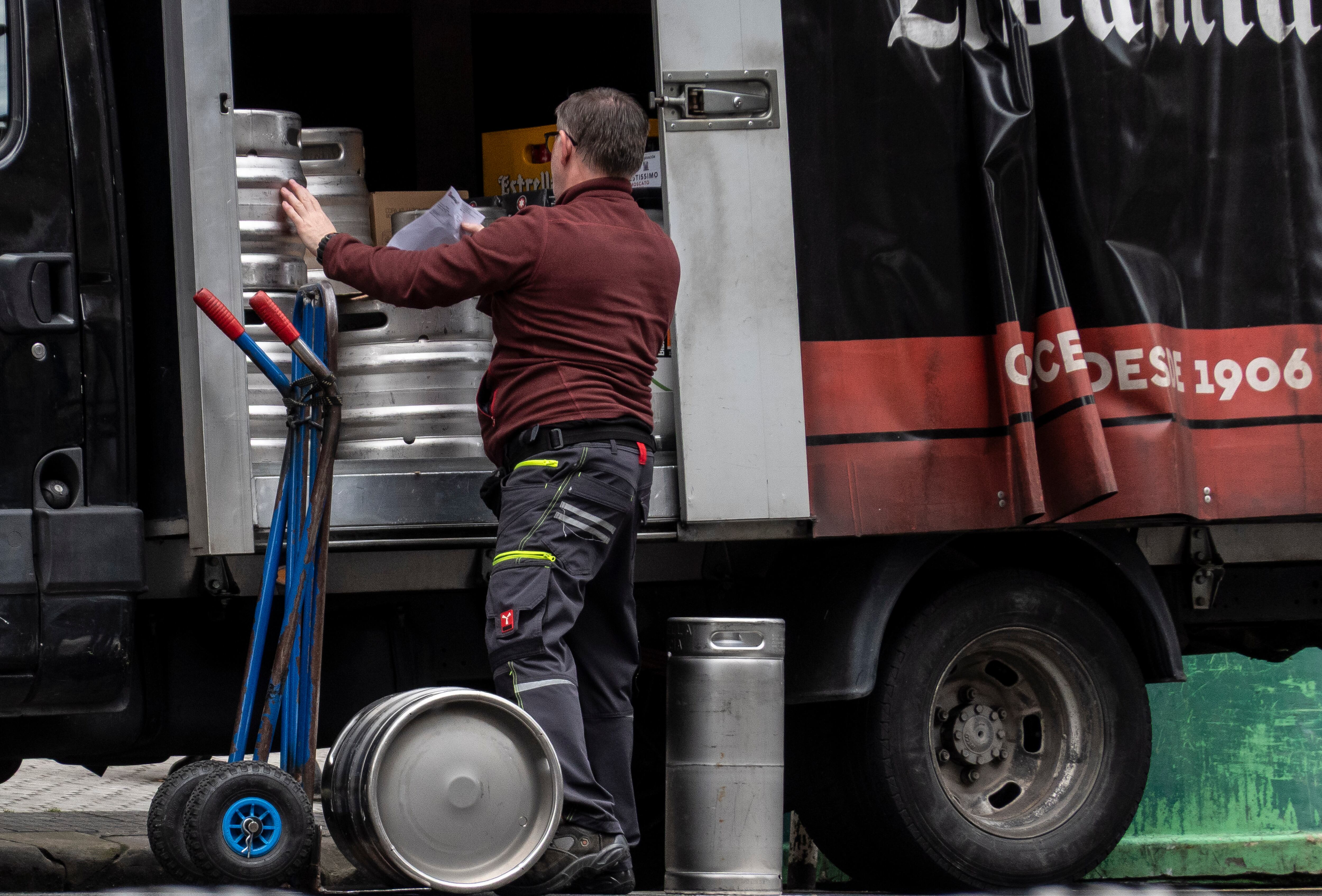 SAN SEBASTIÁN.- Un repartidor trabaja en San Sebastián. EFE/Javier Etxezarreta