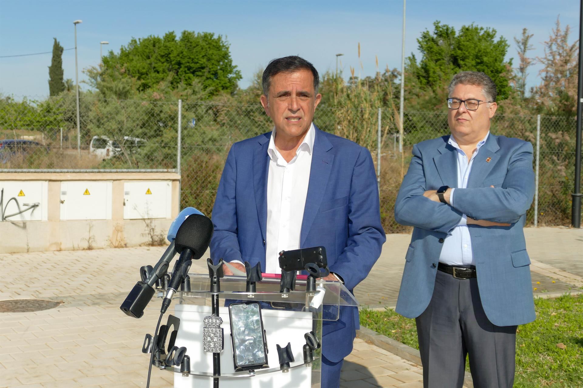 El alcalde de Murcia, José Antonio Serrano, visita el solar de la pedanía de Churra donde el Ayuntamiento, gracias a la colaboración público-privada, construirá una promoción de 128 viviendas destinadas al alquiler a bajo precio