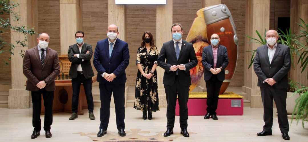 Foto de familia tras la reunión en el Ayuntamiento de Albacete