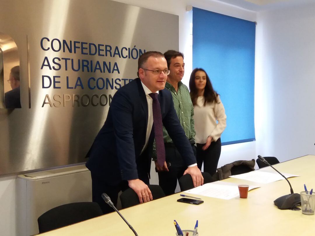 Joel García (primero por la izquierda) en la sede de la CAC-Asprocón, esta mañana, en Oviedo