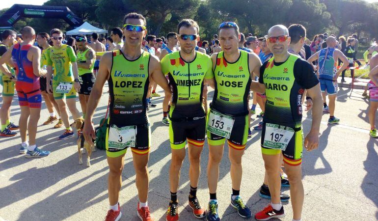 Integrantes del Club Triatlón Vialterra Úbeda en la prueba de Chiclana